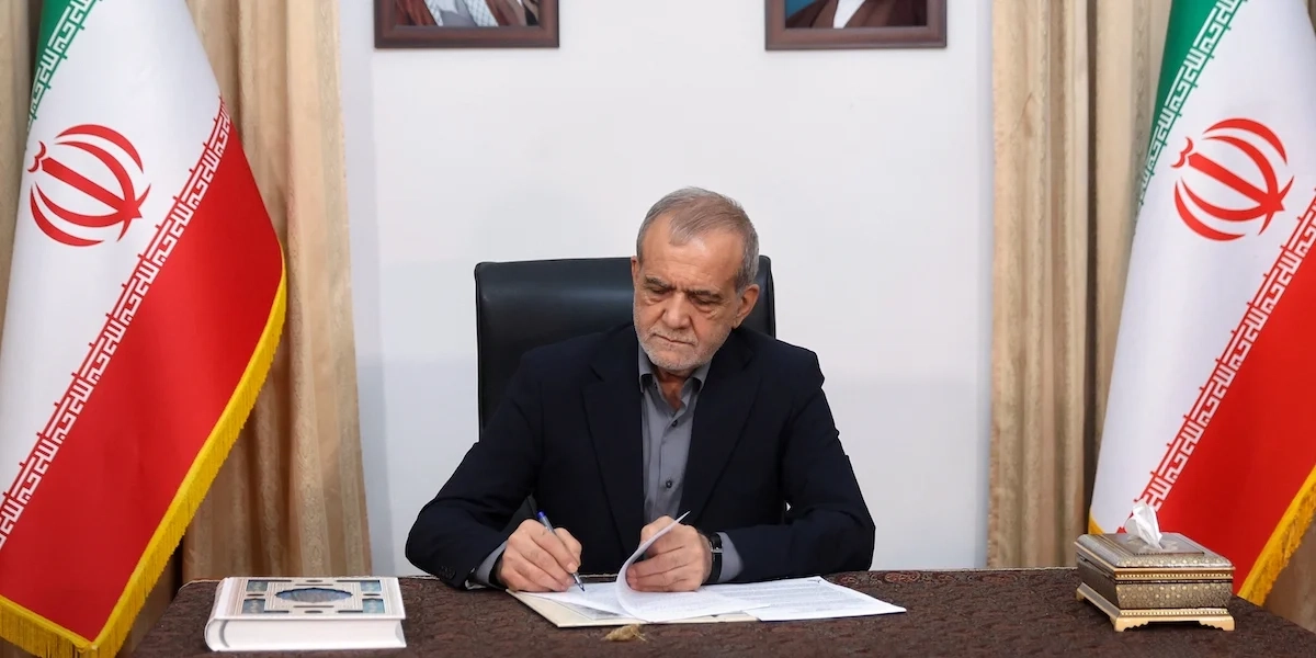 Irans president Masoud Pezeshkian undertecknar ett samförståndsavtal som undertecknats av USA:s president Donald Trump, i Teheran, Iran, torsdagen den 18 juni 2026.