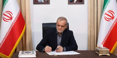 Irans president Masoud Pezeshkian undertecknar ett samförståndsavtal som undertecknats av USA:s president Donald Trump, i Teheran, Iran, torsdagen den 18 juni 2026.