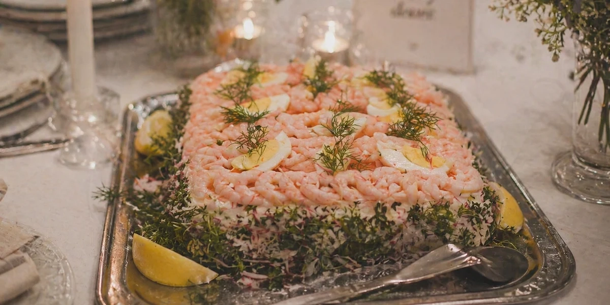 En smörgåstårta, det är förstahandsvalet när svenskarna får välja vad som ska serveras på deras egen begravning.