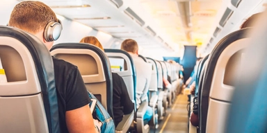 Passagerare i ett flygplan. Resebyrån Tickets senaste undersökning visar vad svenskarna oroar sig för inför sommarresan.