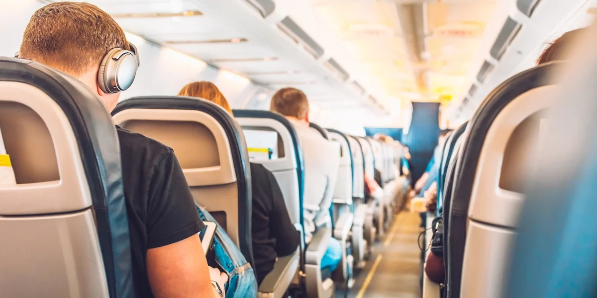 Passagerare i ett flygplan. Resebyrån Tickets senaste undersökning visar vad svenskarna oroar sig för inför sommarresan.