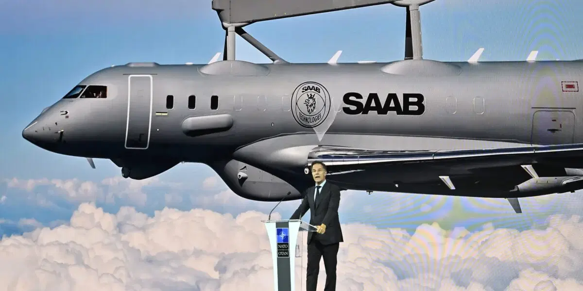 Bild på Saabs flygplan Globaleye med Mark Rutte, generalsekreterare för Nato,  i förgrunden. Arkivbild. 