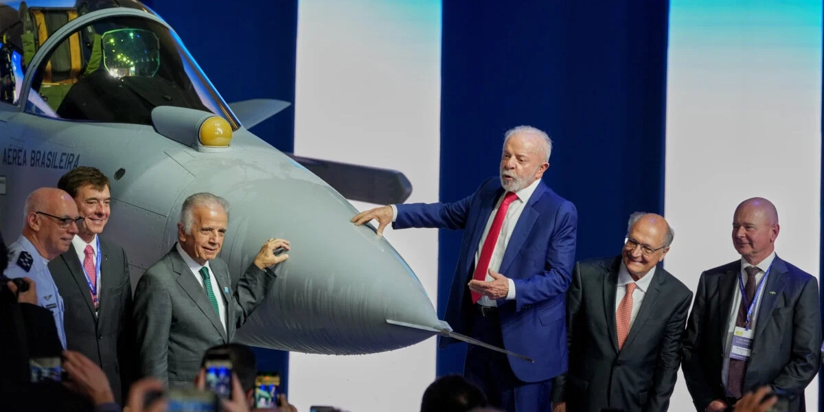 Brasiliens president Lula da Silva, mitten, i mitten, intill det första det första Gripenplanet som tillverkats i Brasilien.