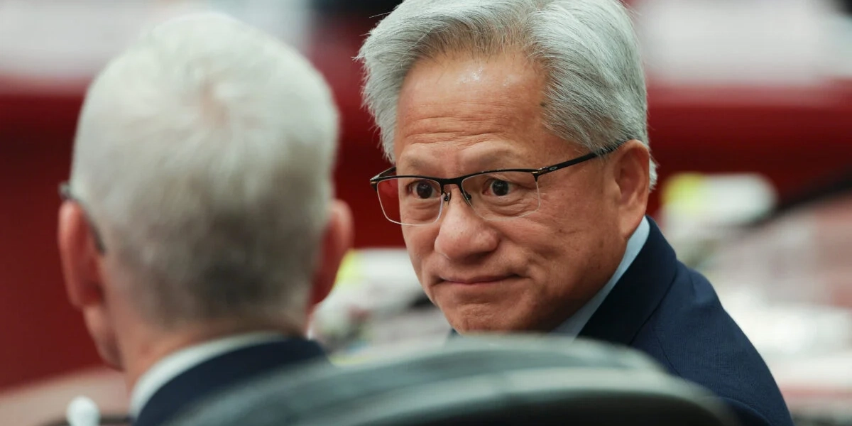 Chiptillverkaren Nvidias grundare och vd Jensen Huang deltar på möte med Kinas premiärminister Li Qiang den 14 maj, 2026. Arkivbild