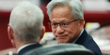 Chiptillverkaren Nvidias grundare och vd Jensen Huang deltar på möte med Kinas premiärminister Li Qiang den 14 maj, 2026. Arkivbild