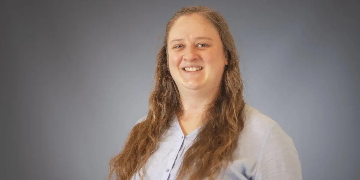 Caroline Corneliusson är doktorand vid Institutionen för epidemiologi och global hälsa vid Umeå universitet och har forskat om hybridarbete, som hon tror kan vara en hållbar lösning för framtidens arbetsliv.