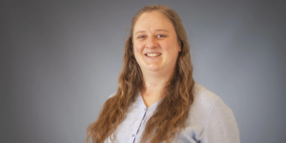 Caroline Corneliusson är doktorand vid Institutionen för epidemiologi och global hälsa vid Umeå universitet och har forskat om hybridarbete, som hon tror kan vara en hållbar lösning för framtidens arbetsliv.