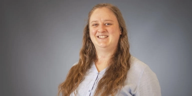 Caroline Corneliusson är doktorand vid Institutionen för epidemiologi och global hälsa vid Umeå universitet och har forskat om hybridarbete, som hon tror kan vara en hållbar lösning för framtidens arbetsliv.