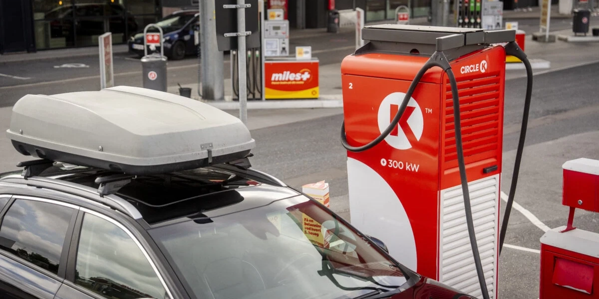 El, bensin eller diesel på macken. Just nu är det billigare att tanka fossilt. Arkivbild.