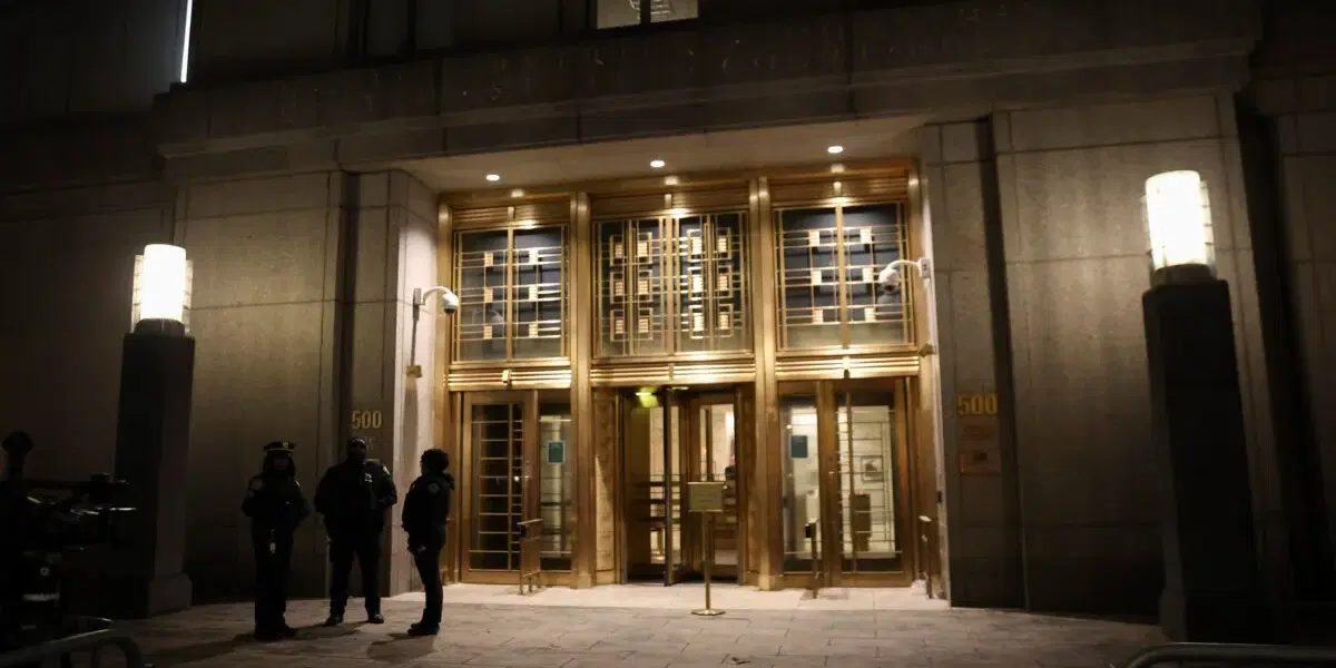 En tidigare ekonomichef på mediebolaget The Epoch Times erkänner sig skyldig i ett omfattande bedrägerifall vid domstolen i Manhattan. Arkivbild från domstolen.
