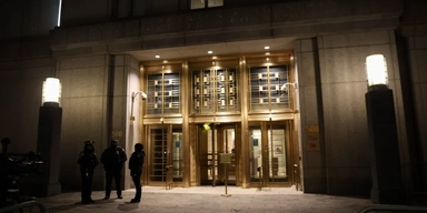 En tidigare ekonomichef på mediebolaget The Epoch Times erkänner sig skyldig i ett omfattande bedrägerifall vid domstolen i Manhattan. Arkivbild från domstolen.