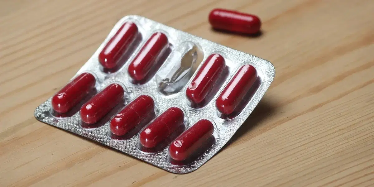 Röda kapslar i en medicinkarta. Läkemedlet Lynkuet mot värmevallningar under klimakteriet eller orsakade av antihormonell tilläggsbehandling av bröstcancer, finns nu på svenska apotek.