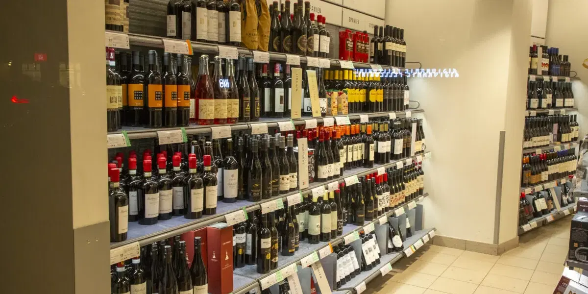 Försäljningen av vin och sprit fortsätter att dala samtidigt som Systembolagets kunder blir allt mer pigga på öl, blanddryck och alkoholfritt. Arkivbild.