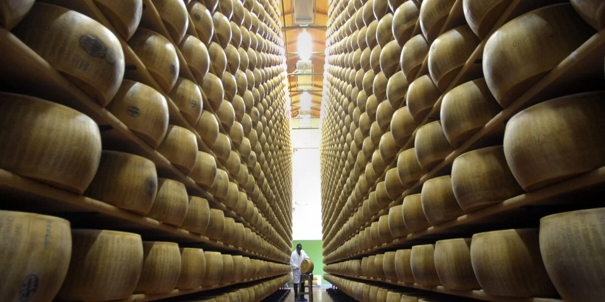 Konsortiet Parmigiano-Reggianos kontrollchef Igino Morini i ett lagringsmagasin för parmesanosten i regionen Emilia-Romagna i norra Italien. Arkivbild.