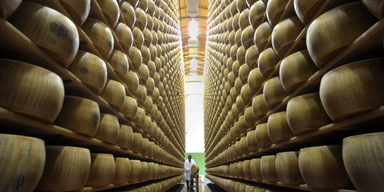 Konsortiet Parmigiano-Reggianos kontrollchef Igino Morini i ett lagringsmagasin för parmesanosten i regionen Emilia-Romagna i norra Italien. Arkivbild.