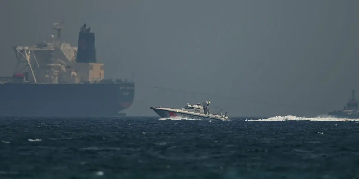 Kustbevakning passerar oljetanker utanför Fujairah, Förenade arabemiraten. Arkivbild