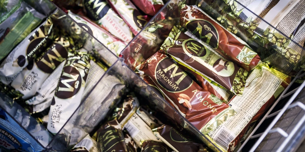 Magnumglassar i en kyl. Arkivbild. 