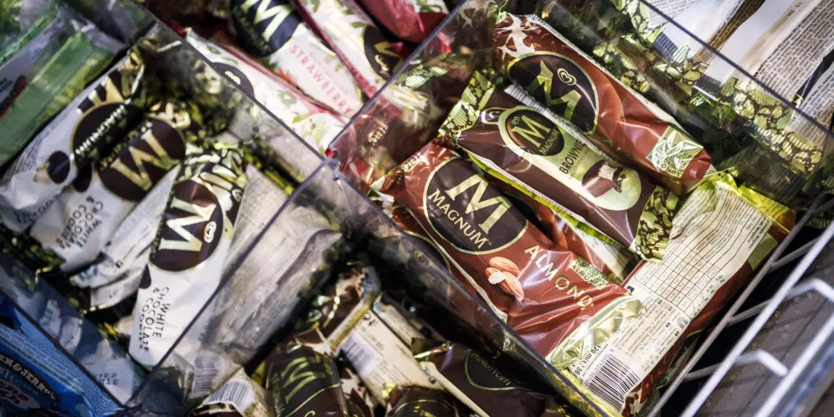 Magnumglassar i en kyl. Arkivbild.