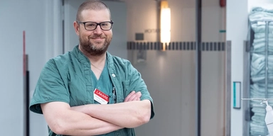 Mattias Prytz, överläkare och docent i kirurgi inom NU-sjukvården, han och hans team ligger bakom forskningen kring acetylsalicylsyra, som ingår i vanliga värktabletter som Treo, Magnecyl och Albyl.