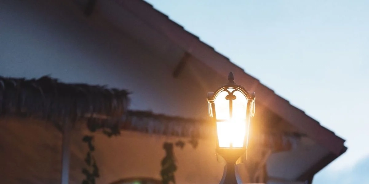 En stark lampa lyser utanför ett hus.