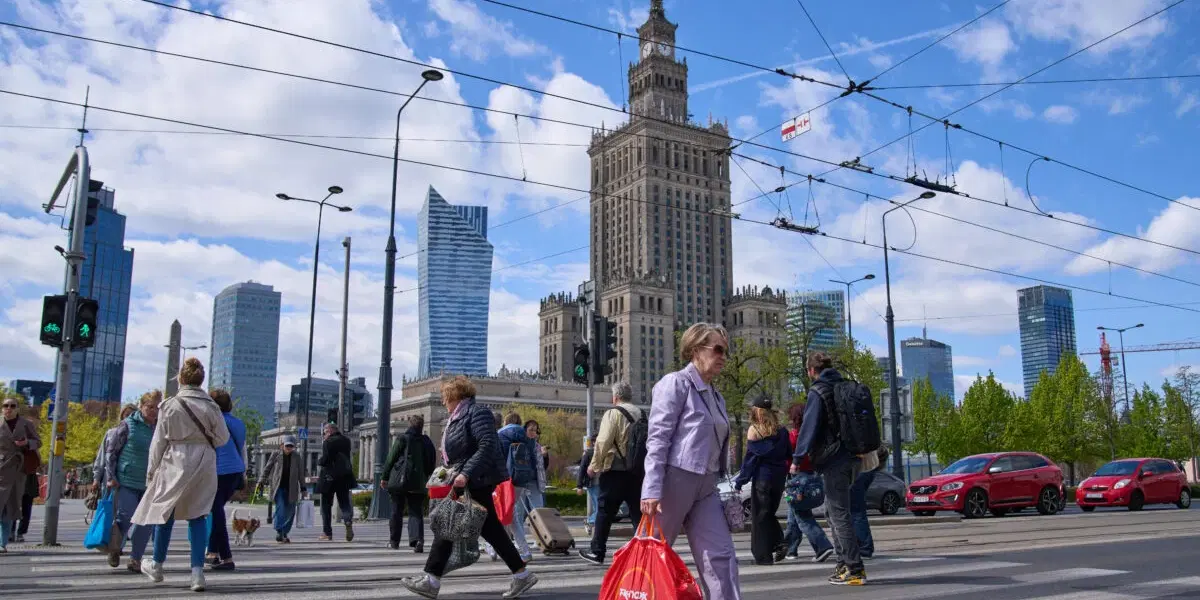 Polen siktar på digitalskatt. Gatubild från Warszawa i våras.