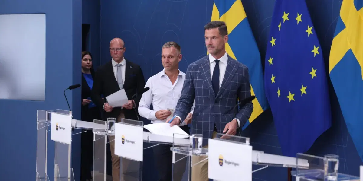 Regeringen och Sverigedemokraterna håller pressträff. Främst i ledet syns migrationsminister Johan Forssell (M) och civilminister Erik Slottner (KD).