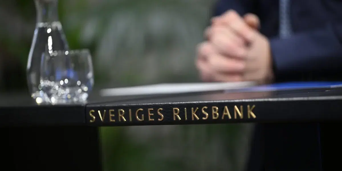 Riksbanken kan behöva strama åt ekonomin med räntehöjningar om inflationen drar iväg, varnar IMF i en rapport. Arkivbild
