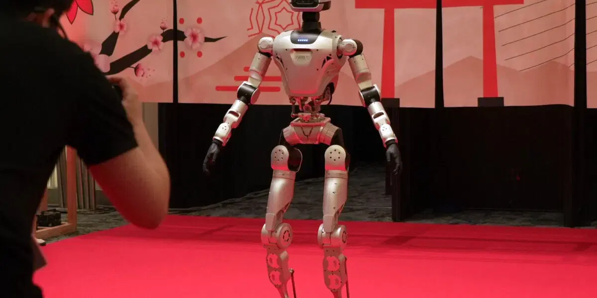 Robot poserar på mässa i Tokyo i maj 2026. Arkivbild