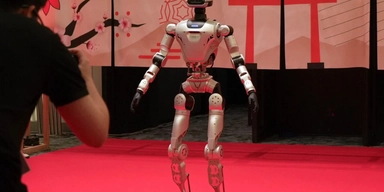 Robot poserar på mässa i Tokyo i maj 2026. Arkivbild