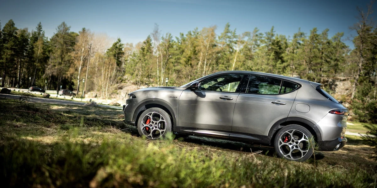 Laddhybriden AlfaRomeo Tonale, för den gäller fortfarande den gamla formeln för att räkna ut koldioxidutsläppen.