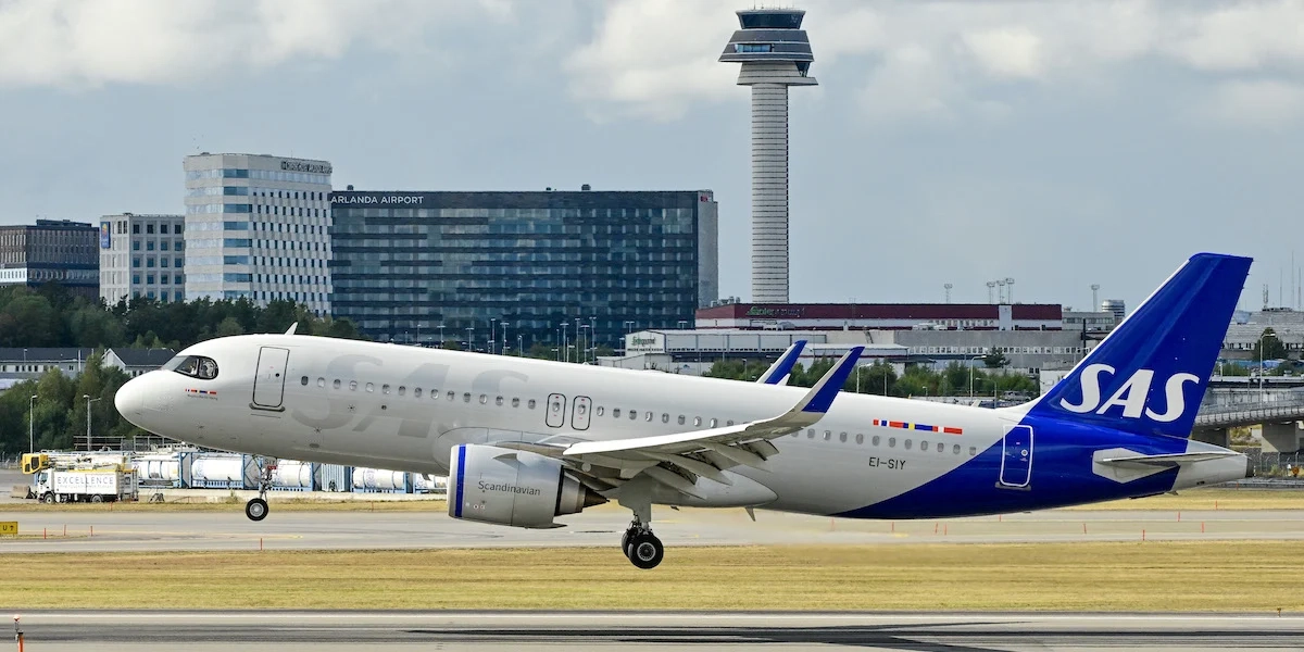 Ett flygplan från SAS landar på Arlanda flygplats. Vissa flygbolag har börjat ta bort sina bränsletillägg, vilket innebär lägre flygpriser för resenärerna.
