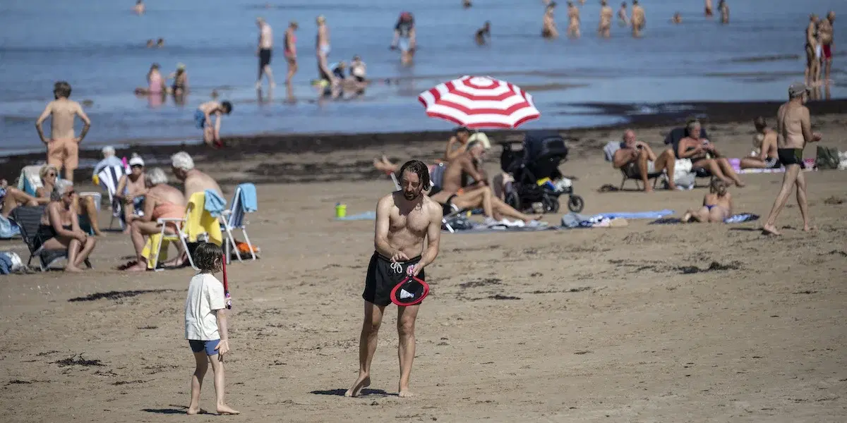 Strandaktiviteter på stranden i Tylösand, som är en av Sveriges mest välkända stränder.
