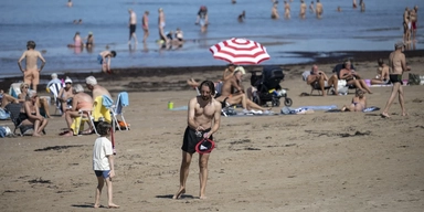 Strandaktiviteter på stranden i Tylösand, som är en av Sveriges mest välkända stränder.