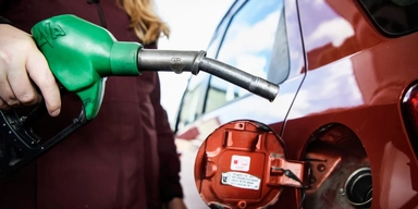 Sverige blir i dag ett av de billigaste länderna i Europa att tanka bensin och diesel i. Arkivbild. 