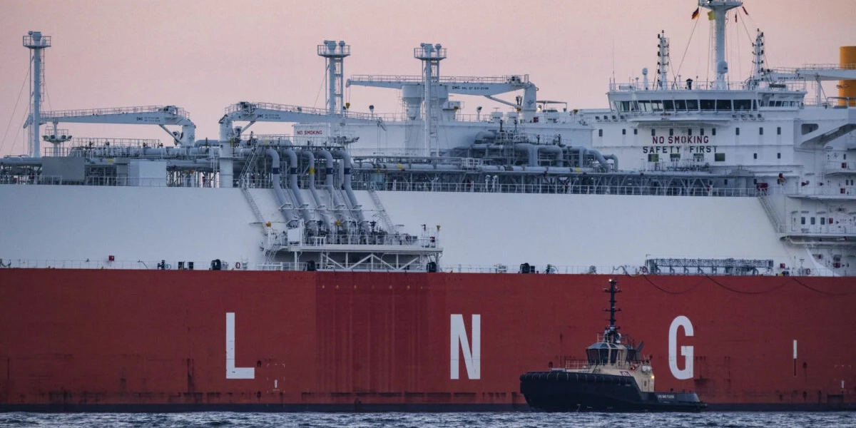 Tankfartyg med LNG i tysk hamn. Arkivbild