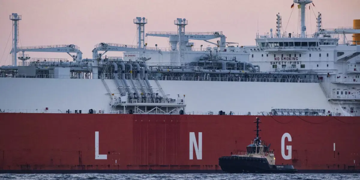 Tankfartyg med LNG i tysk hamn. Arkivbild