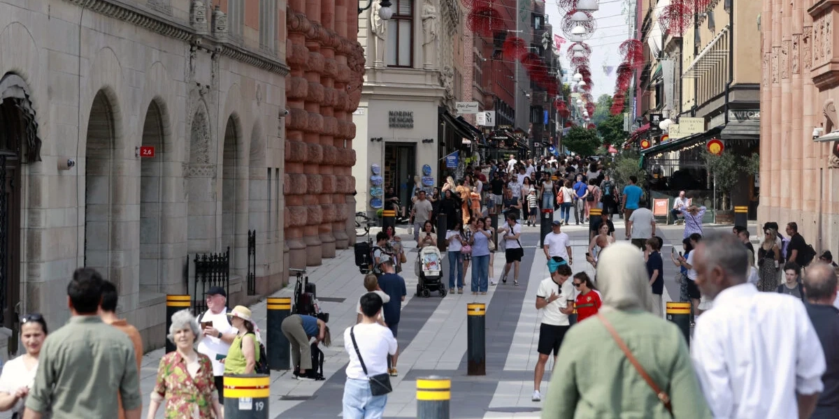Turister på Drottninggatan i Stockholm. Arkivbild. 