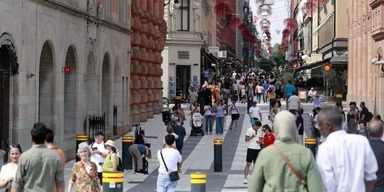 Turister på Drottninggatan i Stockholm. Arkivbild.