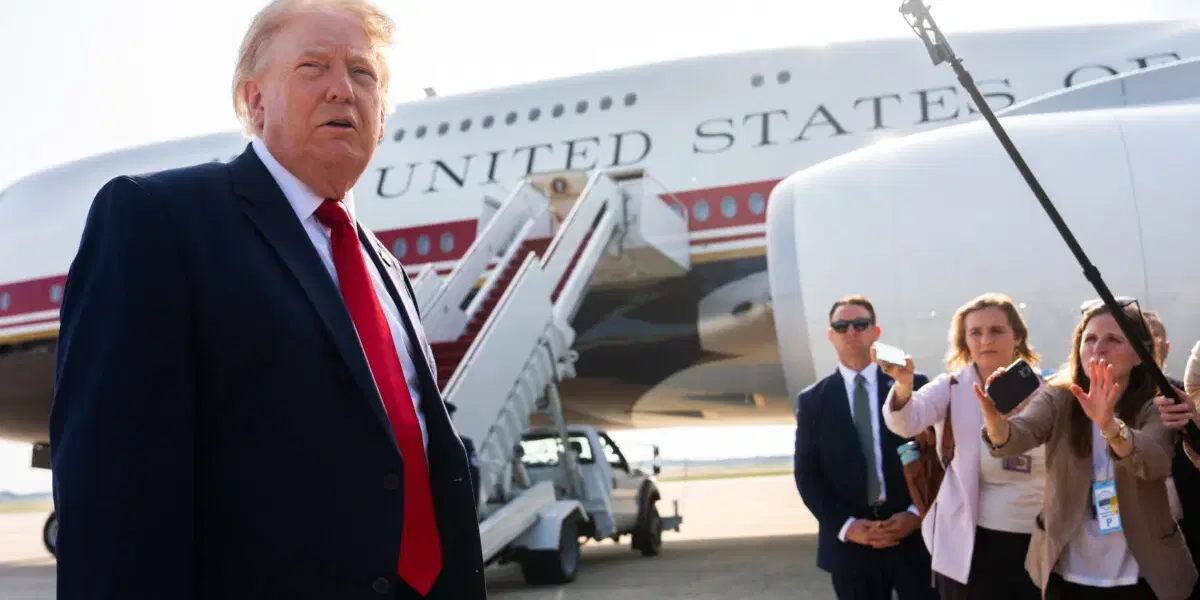USA:s president Donald Trump innan han gick ombord på planet på en flygplats i Maryland på onsdagen.