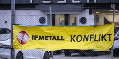 Banderoll utanför Tesla-anläggningen på Boplatsgatan i Malmö i november 2023.