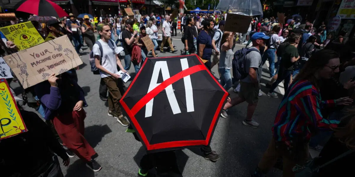Demonstrationer i kanadensiska Vancouver tidigare i somras i protest mot öppnandet av ett AI-datacenter. Arkivbild.