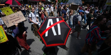 Demonstrationer i kanadensiska Vancouver tidigare i somras i protest mot öppnandet av ett AI-datacenter. Arkivbild.