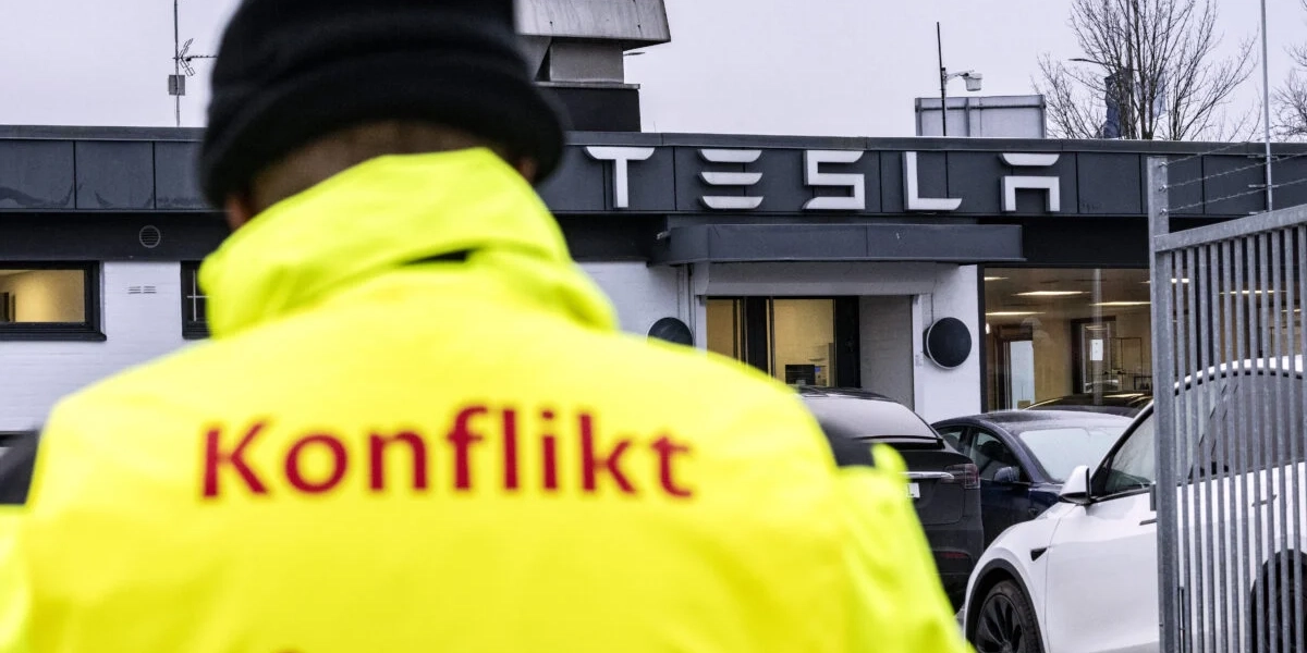 En strejkvakt från IF Metall utanför Tesla-anläggningen på Boplatsgatan i Malmö i november 2023.