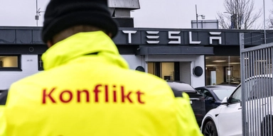 En strejkvakt från IF Metall utanför Tesla-anläggningen på Boplatsgatan i Malmö i november 2023.