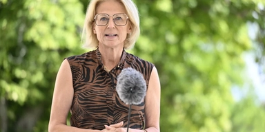 Finansminister Elisabeth Svantesson (M) presenterar de ekonomiska förutsättningarna för 2027 års budget när regeringen samlas på Harpsund.