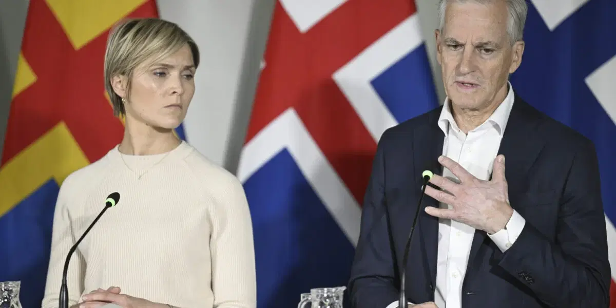 Islands statsminister Kristrún Mjöll Frostadóttir bredvid Norges dito Jonas Gahr Støre under ett nordiskt statsministermöte i Finland i maj 2025.