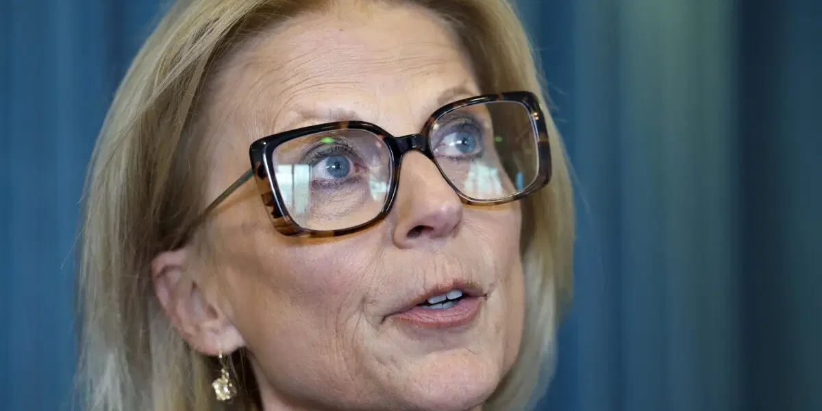 Konjunkturinstitutet (KI) skruvar upp tillväxtprognosen och räknar med att lågkonjunkturen ebbar ut under 2027. Finansminister Elisabeth Svantesson (M) oroas inte över prognos om höjd inflation. Arkivbild.