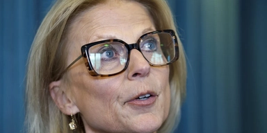 Konjunkturinstitutet (KI) skruvar upp tillväxtprognosen och räknar med att lågkonjunkturen ebbar ut under 2027. Finansminister Elisabeth Svantesson (M) oroas inte över prognos om höjd inflation. Arkivbild.