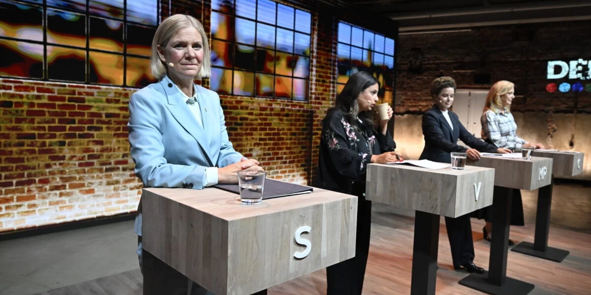 Socialdemokraternas partiledare Magdalena Andersson (S), Vänsterpartiets partiledare Nooshi Dadgostar (V), Miljöpartiets språkrör Amanda Lind (MP) och Centerpartiets partiledare Elisabeth Thand Ringqvist (C) på plats inför Expressens och Dagens Industris partiledardebatt.