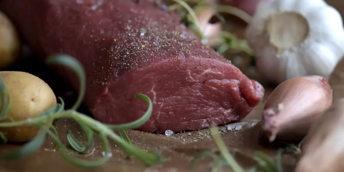 Stopp för kött från Brasilien. Enligt EU-kommissionen får antibiotika inte användas, som i Brasilien, för att få djur att växa snabbare. Arkivbild.
